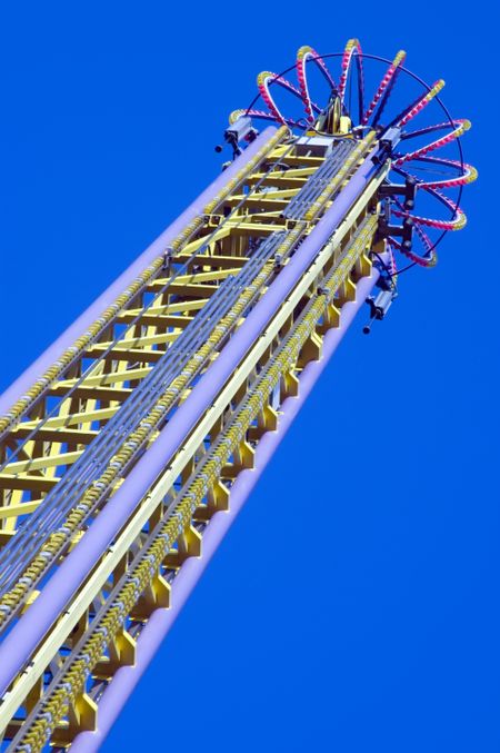Tower of drop-from-the-sky carnival ride