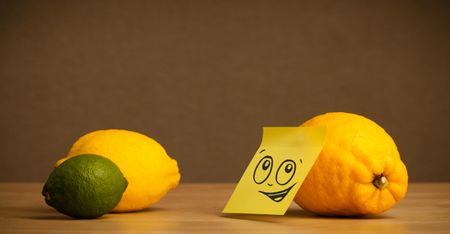 Lemon with sticky post-it note reacting to citrus fruits