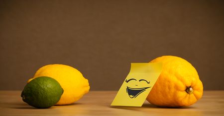 Lemon with sticky post-it note gesturing to citrus fruits