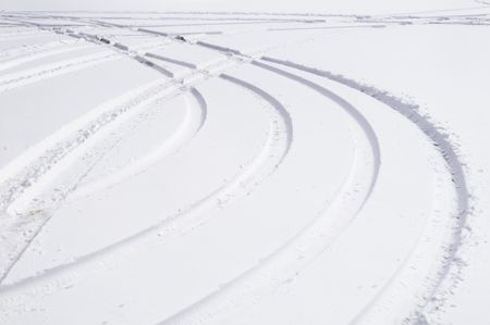 Winter curves: Tracks of automobile tires in snow