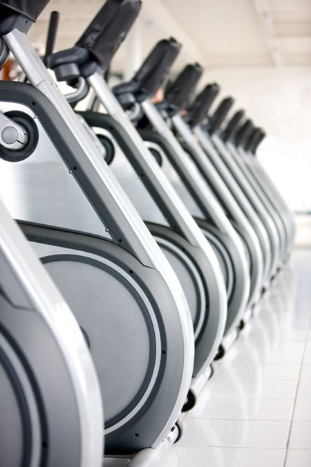 fitness machines in a row at the gym