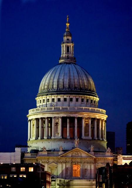 london famous landmark st pauls cathedral at night