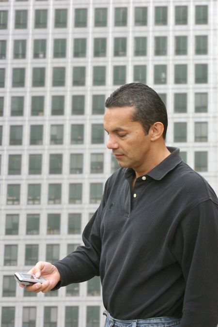 casual guy in a financial centre sending a text