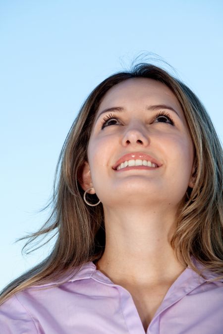 BEautiful woman outdoors looking at the sky