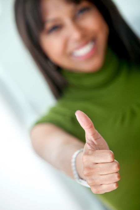 casual woman smiling with her thumb up