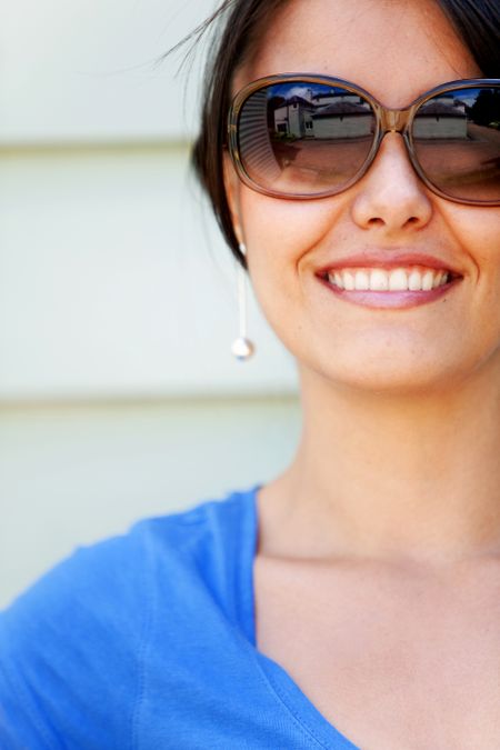 Beautiful woman smiling and wearing sunglasses