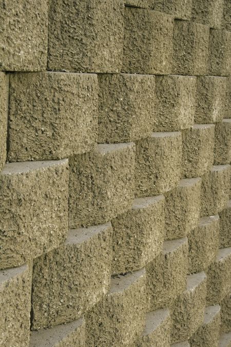 Retaining wall of rounded blocks with rough texture