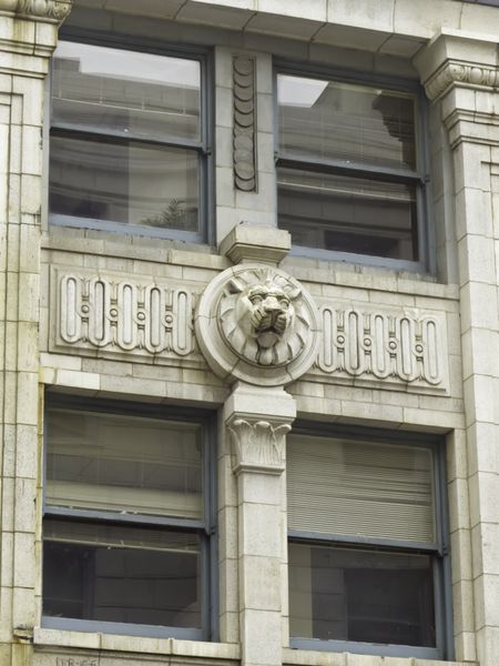Detail of neoclassical design on skyscraper (originally a bank, designed by Daniel Hudson Burnham in 1911) in the financial district of downtown Chicago